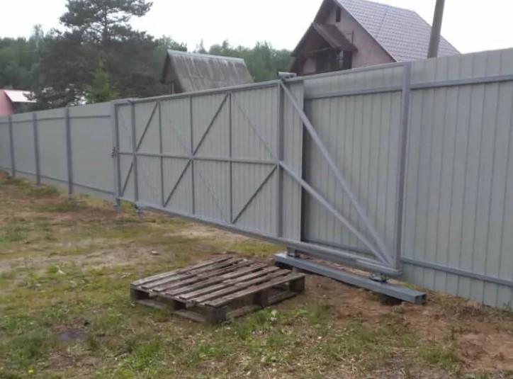 Откатные ворота на винтовых сваях из профнастила 4150х2000